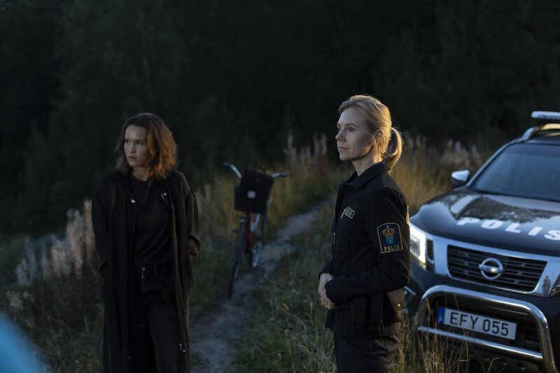 Polizistin Petra (Angelina Håkansson, r.) befragt Lisa (Astrid Morberg, l.), was sie am See gesehen hat. – Bild: 2020 – Dramacorp AB /​ Nordic Entertainment Group Sweden AB /​ Lavea Media /​ Kalle Ahti Lizenzbild frei