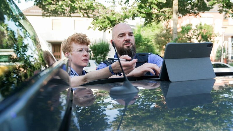 Victoria Willich and,Florian Thrun from the inspection team „ARGUS“ in Wiesbaden – Bild: Warner Bros. Discovery, Inc. or its subsidiaries and affiliates.