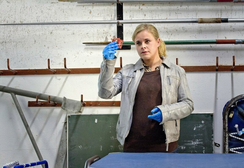 ARD HEITER BIS TÖDLICH – MORDEN IM NORDEN, neue Krimiserie am Vorabend mit 16 Folgen, Folge 3 „Mann am Spieß“, am Dienstag (06.03.12) um 18:30 Uhr im Ersten. Kriminaloberkommissarin Sandra Schwartenbeck (Marie-Luise Schramm) hat ein wichtiges Beweismittel gefunden. – Bild: ARD/​Georges Pauly