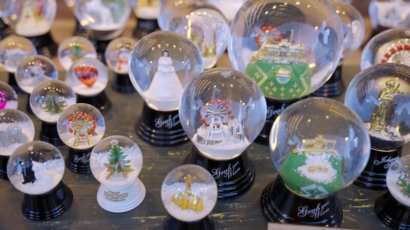 Schneekugeln. – Bild: Neulandfilm / ORF Schneekugeln. – Bild: Neulandfilm / ORF