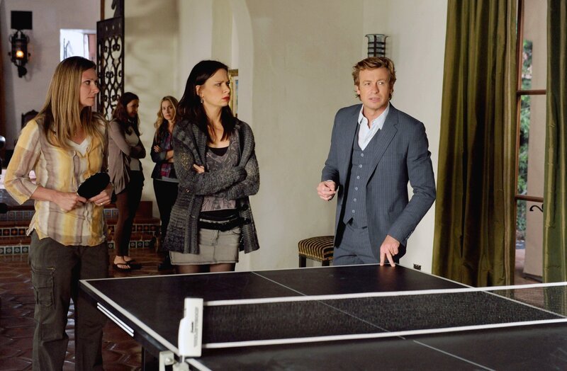 L-R: Haben Susie Hamblin (Mary Lynn Rajskub) und Lisa Coates (Kathe Mazur) etwas mit dem Tod an Charlotte Coates zu tun? Patrick Jane (Simon Baker) versucht alles, um dies herauszufinden … – Bild: Warner Bros. Television Lizenzbild frei