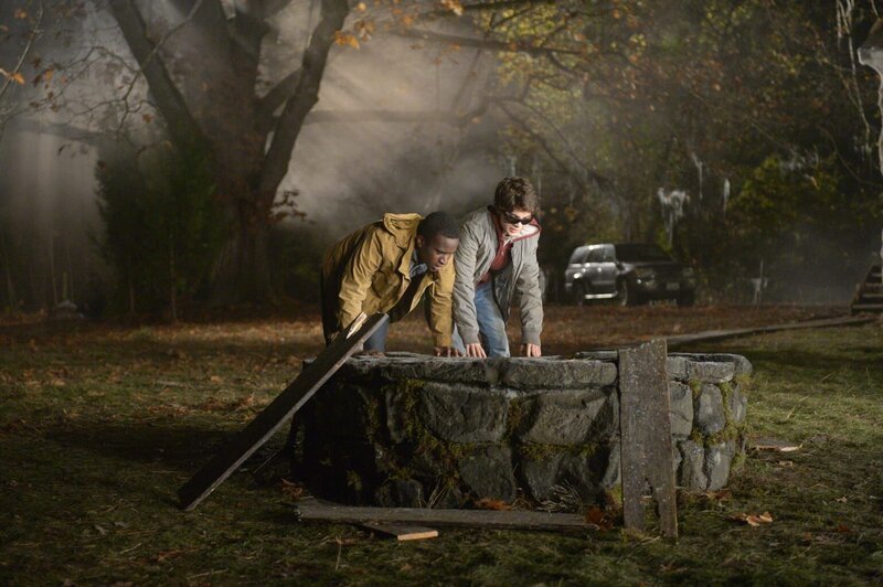 Vertrauen Shelby (Alex Barima, l.) und Caleb (Hunter Dillon, r.) dem angeblich geheilten Andy und begeben sich somit blindlings in Lebensgefahr? – Bild: 2017 Fox and its related entities.  All rights reserved. Lizenzbild frei