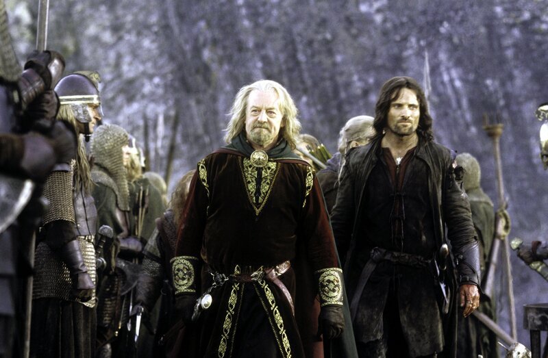 König Theoden (Bernard Hill, l.) und der Krieger Aragorn (Viggo Mortensen) führen ihre Kämpfer im Krieg gegen Sarumans Schergen an. – Bild: dr /​ MPP