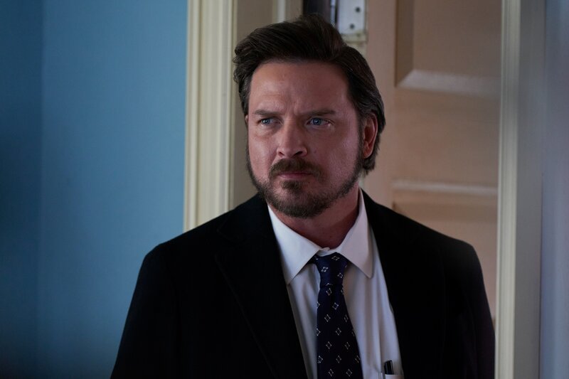 Detective Sergeant Henry Graff (Aden Young) – Bild: Steve Wilkie /​ UNIVERSAL /​ Die Verwendung ist nur bei redaktioneller Berichterstattung im Rahmen einer Programmankündigung ab 2 Monate vor der ersten Auss /​ © LOTCI Season 1 Inc., 2024