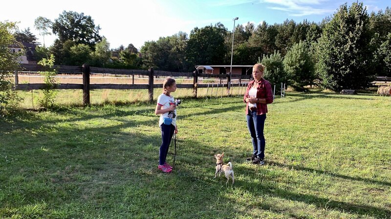 Alissa und Bambi in der Hundeschule – Bild: MDR/​STARSHIPFILM GmbH