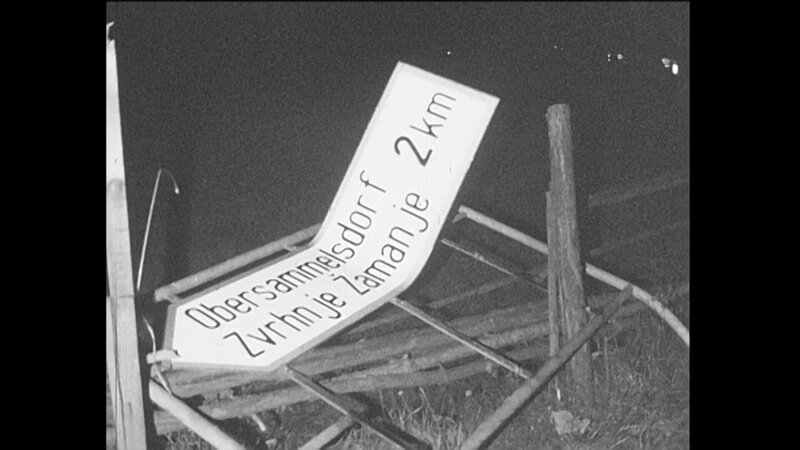 Zerstörte zweisprachige Ortstafel. – Bild: ORF/​Neuland Film