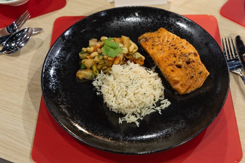 Tagesmotto „Leibgericht“: Teriyaki-Lachs mit Knoblauch-Reis und Papaya-Salat von Carina Bonnet. – Bild: ZDF und Norman Kalle Tagesmotto „Leibgericht“: Teriyaki-Lachs mit Knoblauch-Reis und Papaya-Salat von Carina Bonnet. – Bild: ZDF und Norman Kalle
