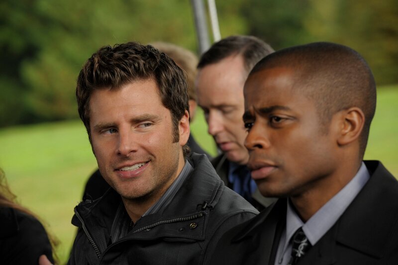 Psych -- „Six Feet Under The Sea“ Episode 3015 -- Pictured: (l-r) James Roday as Shawn Spencer, Dule Hill as Gus Guster -- USA Network Photo: Alan Zenuk – Bild: USA Network /​ UNIVERSAL CHANNEL