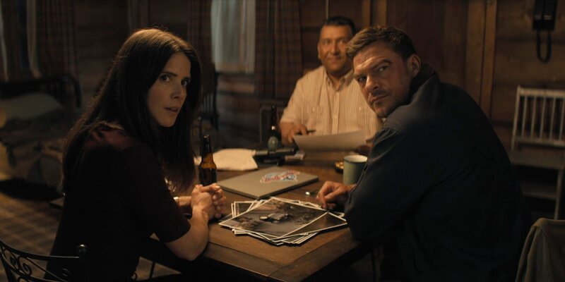 L-R: Susan Duffy (Sonya Cassidy), Jack Reacher (Alan Ritchson) – Bild: Courtesy of Prime /​ Amazon Content Services LLC