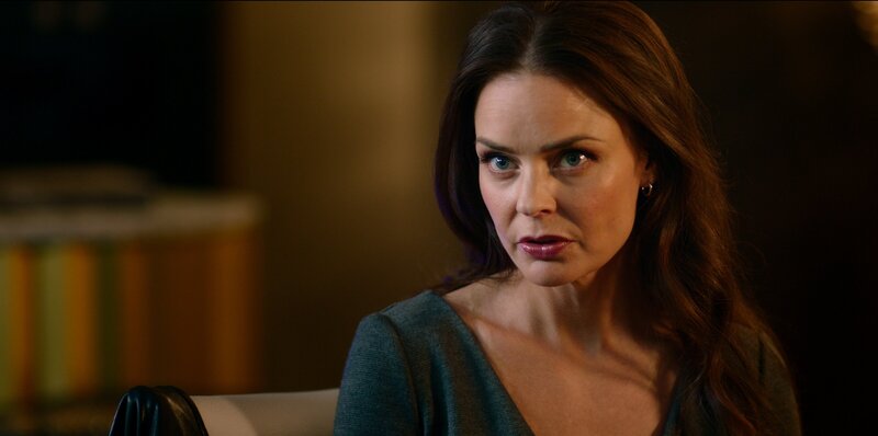 In New York angekommen, wird Hermine (Agnes Kittelsen) das Angebot gemacht, das sie sich erhofft hatte. Dadurch könnte sie zu viel Geld kommen – doch die Sache hat einen Haken. – Bild: Fremantle Norway /​ ZDF