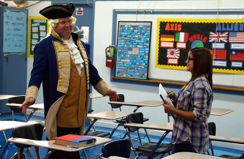 L-R: Cameron Tucker (Eric Stonestreet), Alex Dunphy (Ariel Winter) – Bild: ViacomCBS