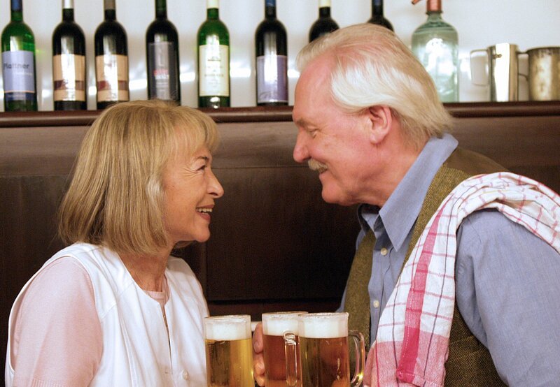 15 Uhr im Ersten. Im Hermine Sticklers (Christine Ostermayer, l.) Gasthaus gibt es mal wieder alle Hände voll zu tun (r. Wolfgang Hübsch als Gottfried Schnell). – Bild: ARD/​ORF/​Miguel Dieterich