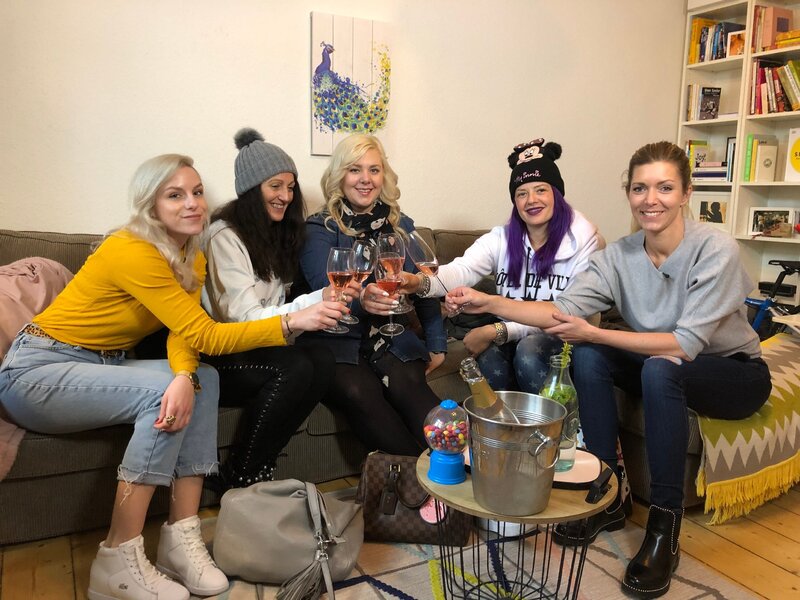 V.l.: Anna, Inka, Nicole, Leah und Kandidatin Julia – Bild: TVNOW /​ Constantin Ent.