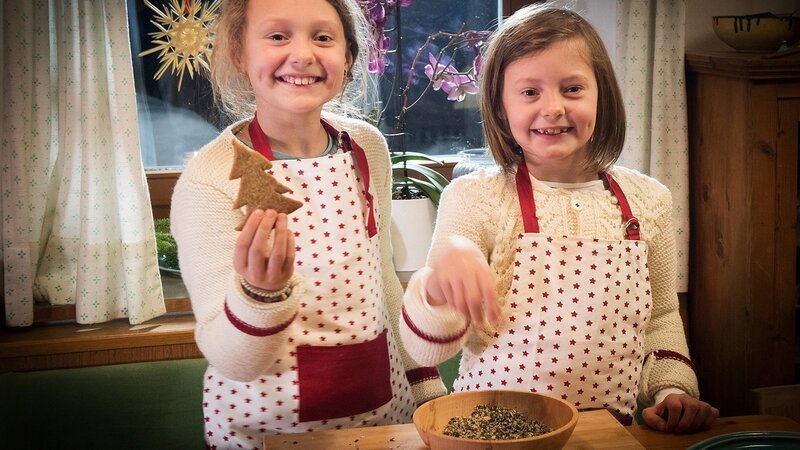 Zu Tisch in … Weissensee Staffel 1 Folge 16 Helene und Luise backen leckere Weihnachtsguetzlis – Bild: SRF/​ZDF/​ARTE
