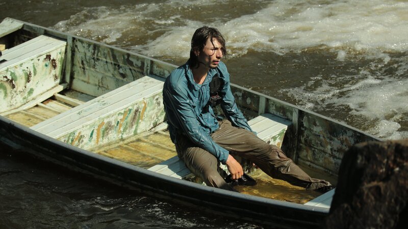 Parker Schnabel sitting in the boat after falling in the water at Corona Falls, Guyana. – Bild: Discovery Communications