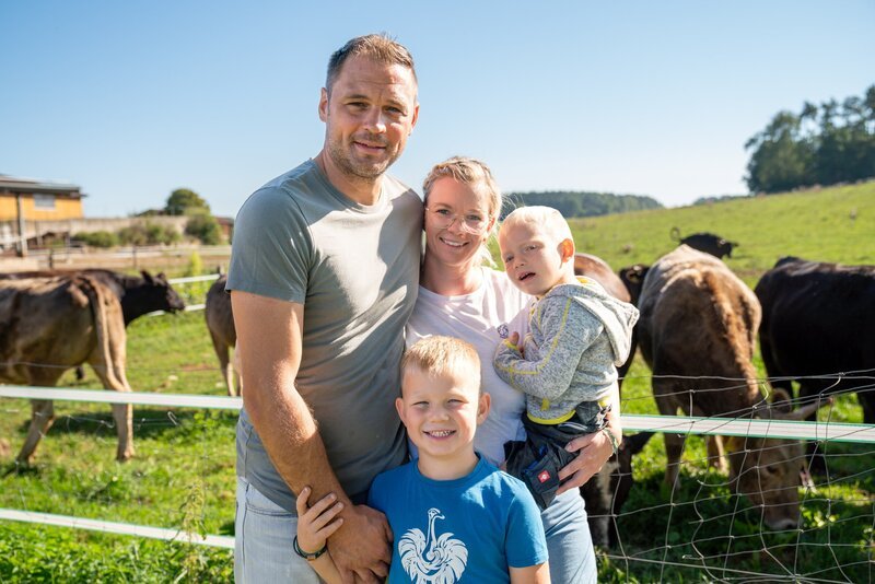 Mit der Zucht der edlen Wagyu-Rinder will die Familie Weiß ihren Hof bald wieder im Vollerwerb führen. Weiteres Bildmaterial finden Sie unter www.br-foto.de. – Bild: Adriane Lochner /​ BR /​ isarflimmern fernsehproduktion GmbH