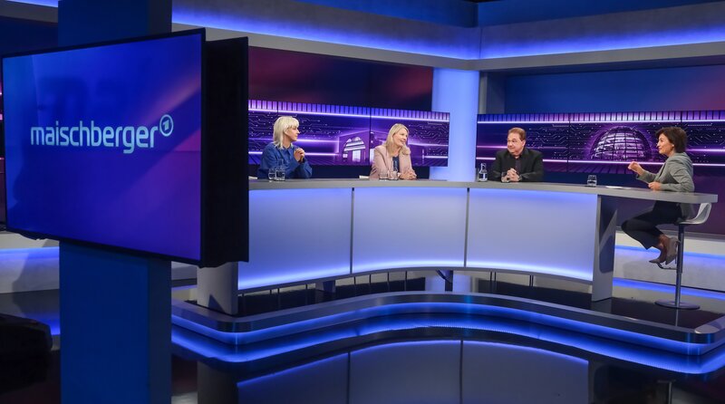 Zu Gast bei Moderatorin Sandra Maischberger (r.): v.l.n.r. Victoria Reichelt (Journalistin), Annett Meiritz (Autorin und USA-Expertin) und Oliver Kalkofe (Comedian und Schauspieler). – Bild: WDR/​Oliver Ziebe