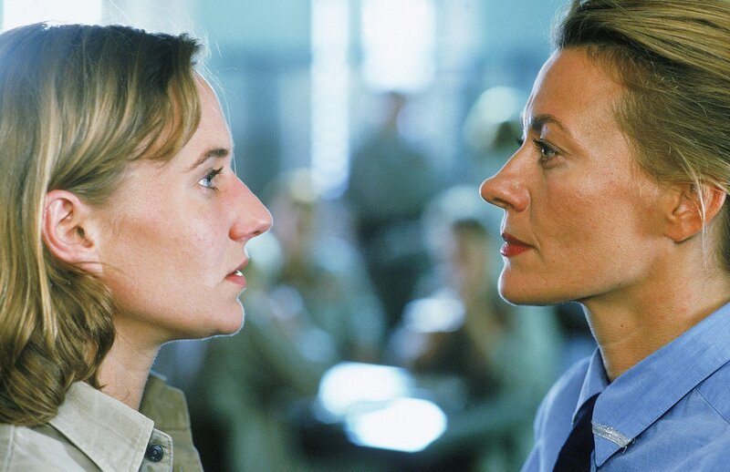 Kerstin (Meike Schlüter, li.) will von Eva (Karen Böhne) wissen, wie es zu dem Tot ihrer Entlastungszeugin gekommen ist. Für Kerstin ist mit der Zeugin auch die letzte Hoffnung auf baldige Entlassung gestorben … – Bild: RTL