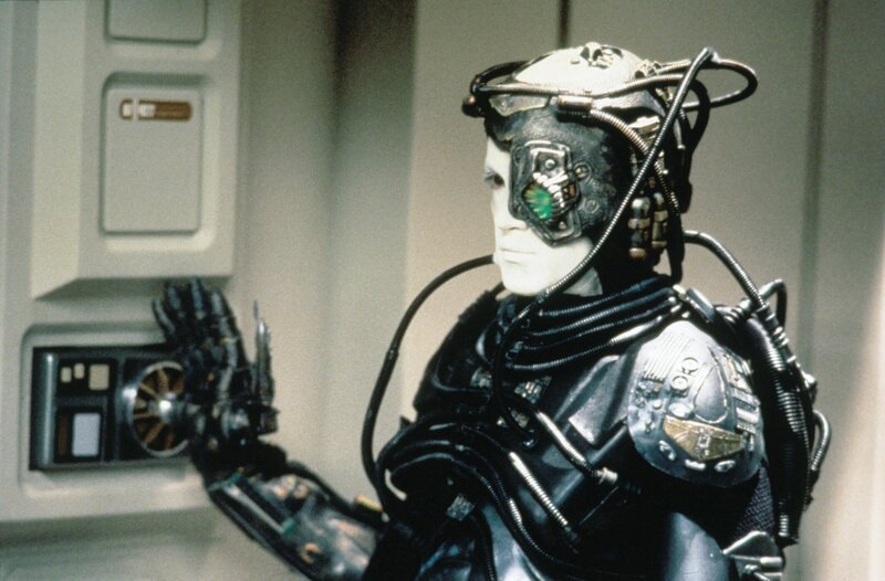 In einem abgestürzten Schiff entdecken die Mannen der Enterprise einen verletzten Borg. Dr. Cusher besteht darauf, ihn an Bord zu nehmen und zu behandeln. – Bild: CBS Paramount