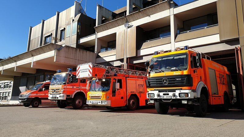 Fire trucks, lined up in the parking lot. – Bild: DMAX
