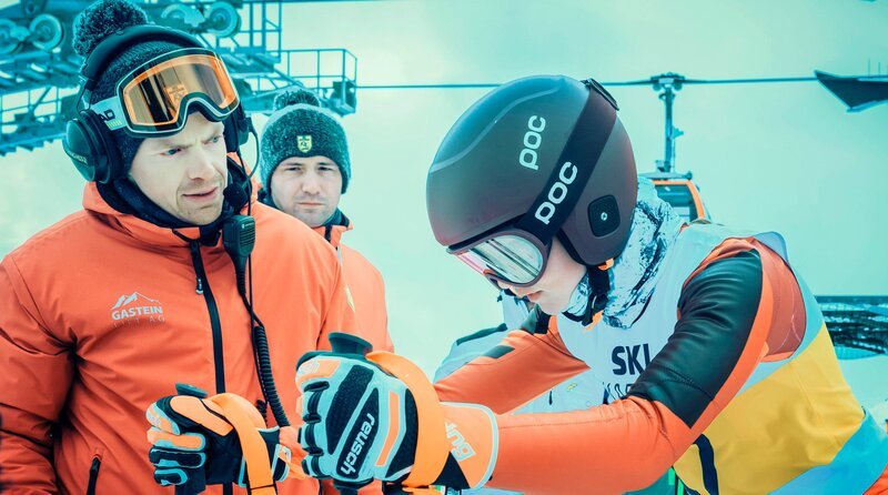 Albin (Ferdinand Hofer, l.), Dani Strobl (Emilia Warenski). – Bild: ORF/​BR/​SRF/​Superfilm Filmproduktions GmbH/​Stefanie Leo