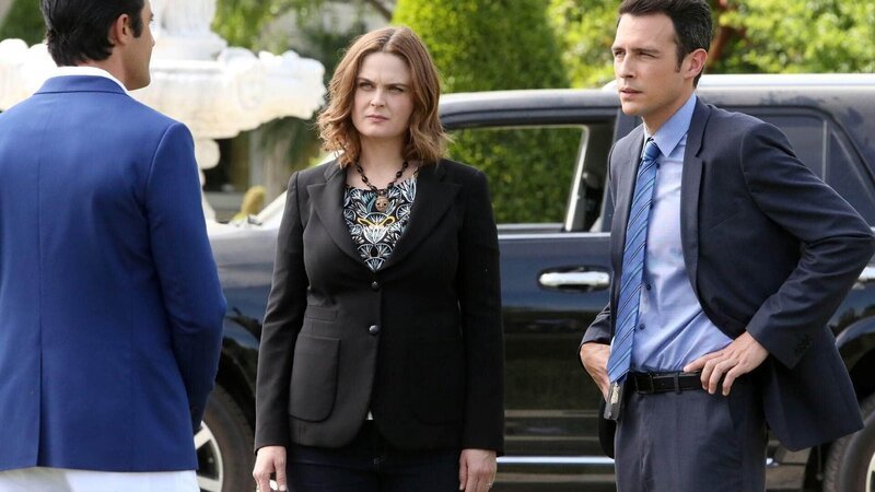 Alles deutet darauf hin, dass es sich bei der Leiche um die Ehefrau von Marquis de Chaussin (Gilles Marini, l.) handelt. Als Brennan (Emily Deschanel) und Aubrey (John Boyd) ihn auf seinem Anwesen mit ihren Vermutungen konfrontieren, reagiert er gelassener als erwartet. – Bild: TVNOW /​ FOX
