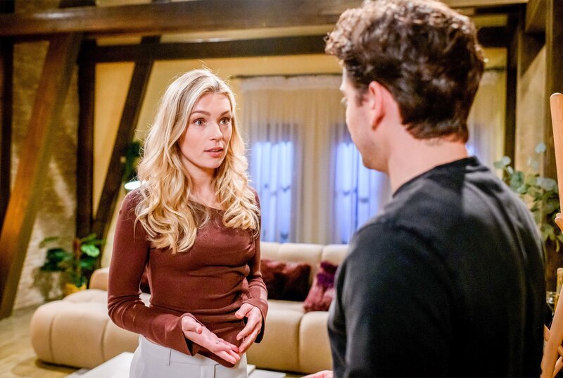 Kilian (Anthony Paul, r.) weiß nicht, ob er wegen Larissa (Anna Karolin Berger, l.) sein Date wahrnehmen kann. – Bild: ORF/​ARD/​Christof Arnold