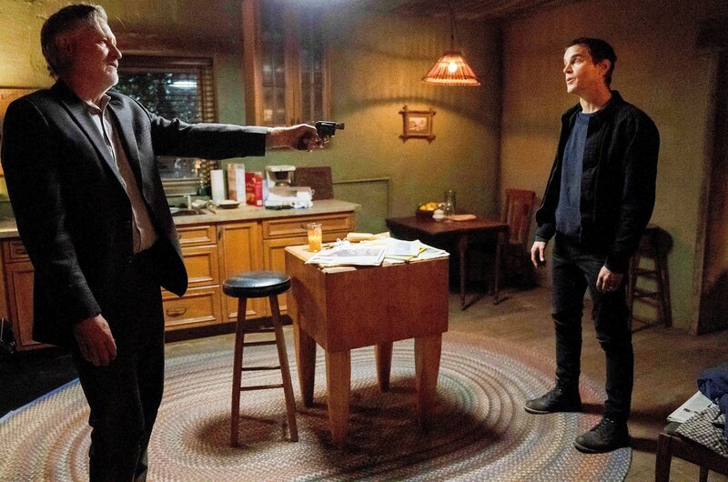 (v.li.): Bill Pullman (Det. Harry Ambrose), Matt Bomer (Jamie Burns). – Bild: ORF/​Universal/​Peter Kramer