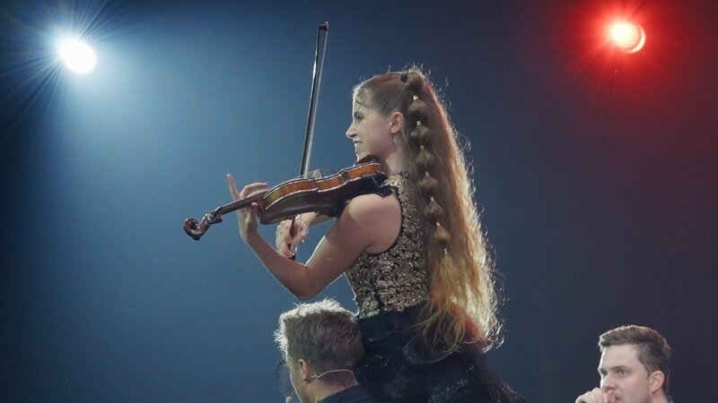  Nina-Sofie Berghammer auf der Bühne bei der Show in Dubai. – Bild: ORF/​Kinescope Film