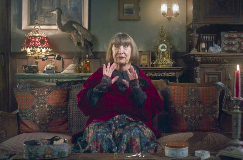 Die rüstige Rentnerin erzählt von einem Typen, der sich sein Abteil in einem Nachtzug mit einer hübschen Frau teilt und dabei mit ihr ins Gespräch kommt … – Bild: Lm Productions/​Bakea Productions