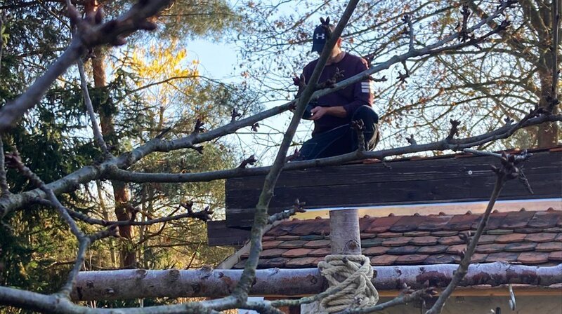 Neun tote Babys, verscharrt in Kübeln und Eimern, werden 2005 bei Aufräumarbeiten auf einem Grundstück bei Frankfurt (Oder) entdeckt. Die damals 40-jährige Sabine H. hat die Kinder zwischen 1988 und 1998 geboren und danach sterben lassen. 2006 wurde sie wegen achtfachen Totschlags verurteilt. Die Reportage zeichnet anhand biographischer Spuren nach, wie es zu diesem Verbrechen kommen konnte. – Dreharbeiten in Brandenburg mit Kameramann Mark Pehlo – Bild: rbb/​Dokfilm