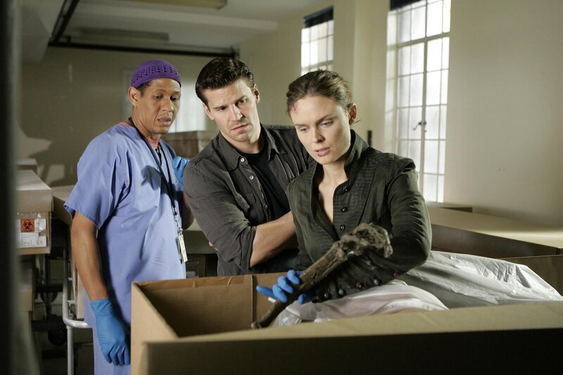 Dr. Brennan (Emily Deschanel) und Agent Booth (David Boreanaz, M.) versuchen das rätselhafte Verschwinden einer Leiche aufzuklären. (l. Scott Lawrence als Sam Potter) – Bild: TV4