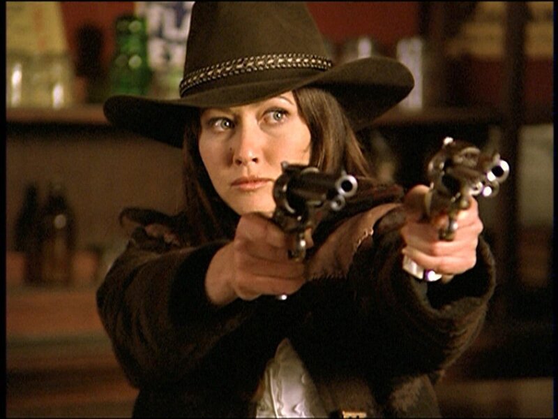 Cole bringt Prue (Shannen Doherty) in die alte Wild-West-Stadt, um hinter das Rätsel des Fluchs zu kommen. – Bild: ATV2