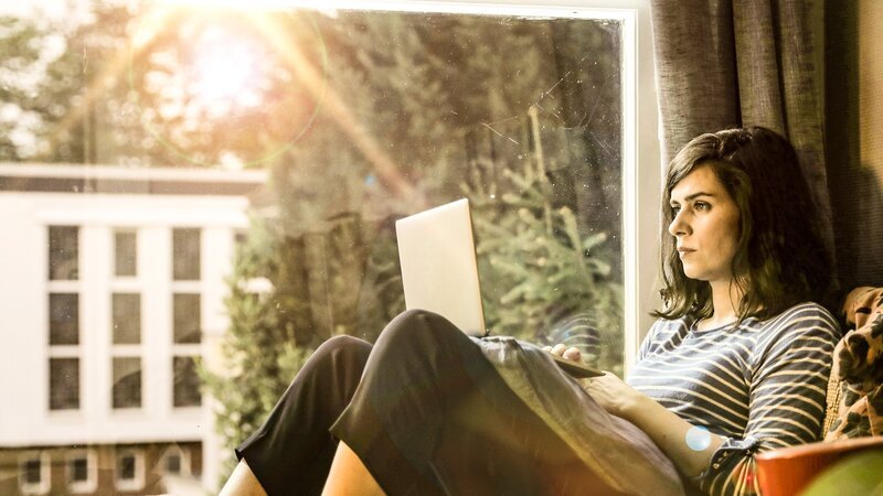  Nora Tschirner (Emma Rothner). – Bild: ORF/​Sony Pictures