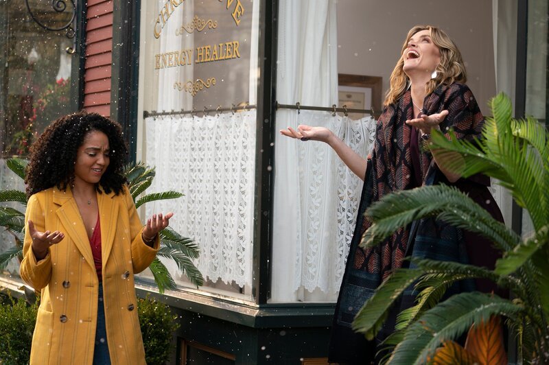 L-R: Jess (Aisha Dee) und Chrissy (Missi Pyle) – Bild: Disney+