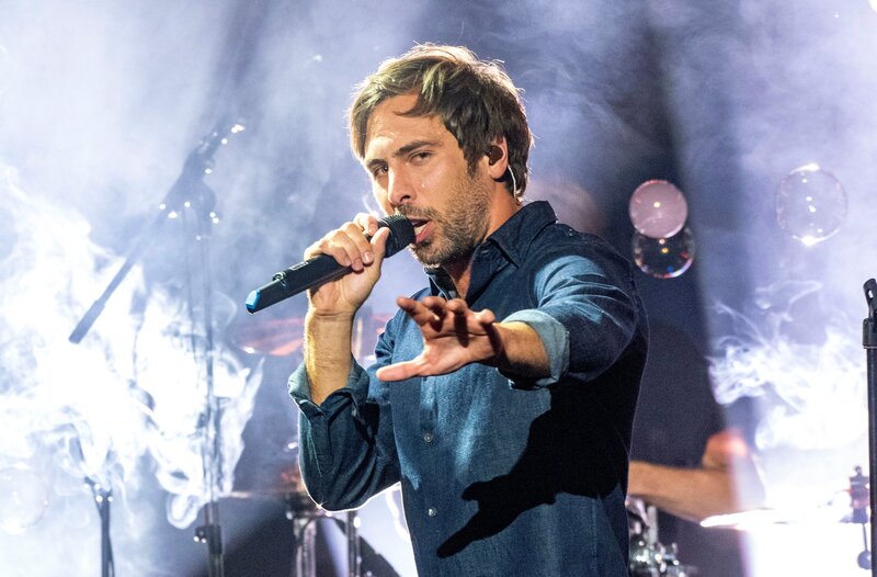 we will rock you! Ein bewegtes Jahr geht zu Ende. Gemeinsam mit den Menschen aus ganz Nordrhein-Westfalen blicken wir zurück und feiern mit dem Besten, was die Sketche-Kiste und die Partyplaylist hergeben. Freuen Sie sich auf über 200 Minuten beste Unterhaltung. – Mit dabei: Max Giesinger mit „80 Millionen“. – Bild: WDR/​Max Kohr