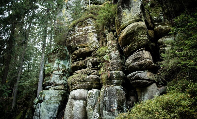 Dicht stehende Felstürme, Schluchten, enge Durchgänge, Felswände. Die Kräfte der Natur haben die verschiedensten Formen in den Sandstein modelliert, denen die menschliche Phantasie romantische Namen wie z. B. Liebespaar, Krug, Bürgermeister mit Frau, Zuckerhut gegeben hat. – Bild: ORF/​Science Vision/​Michael Schalmeberger