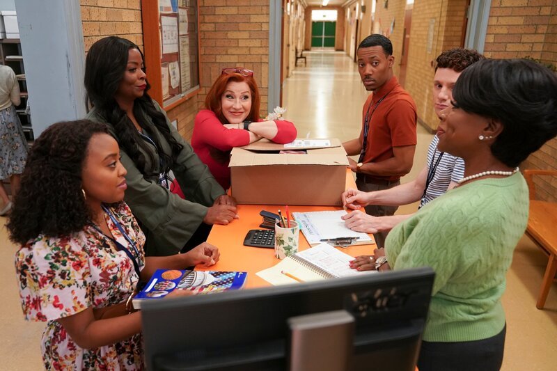 v.li.: Janine Teagues (Quinta Brunson), Ava Coleman (Janelle James), Melissa Schemmenti (Lisa Ann Walter), Gregory Eddie (Tyler James Williams), Jacob Hill (Chris Perfetti), Barbara Howard (Sheryl Lee Ralph) – Bild: Gilles Mingasson /​ ABC