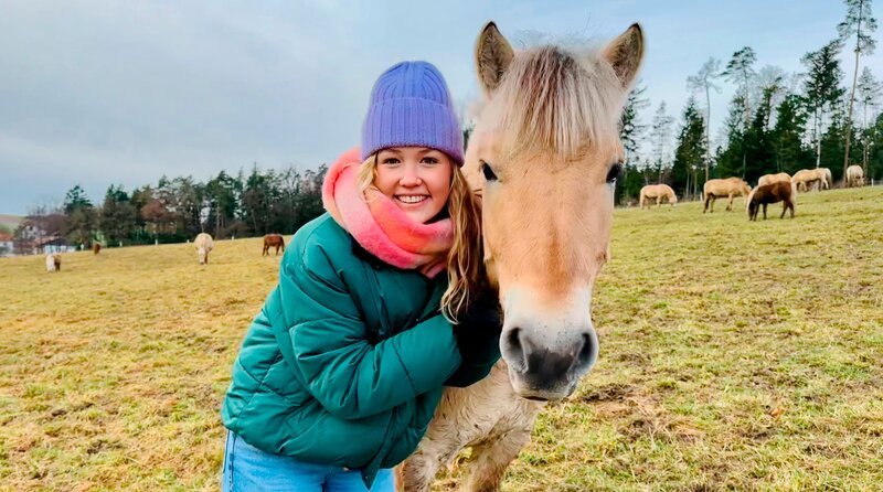 Auf der Koppel gibt es nicht nur Gras, sondern vor allem viel Platz, um sich auszutoben. – Bild: BR/​Text und Bild Medienproduktion GmbH & Co. KG/​Katharina Brackmann