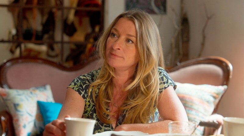 Als Carla (Maria Fuchs m.) und Michael (Hanno Friedrich) sich dafür entscheiden in Lüneburg zu bleiben, kommt es bei Ellies (Kim Biebow) Abflug zum tränenreichen Abschied der kleinen Familie. – Bild: NDR