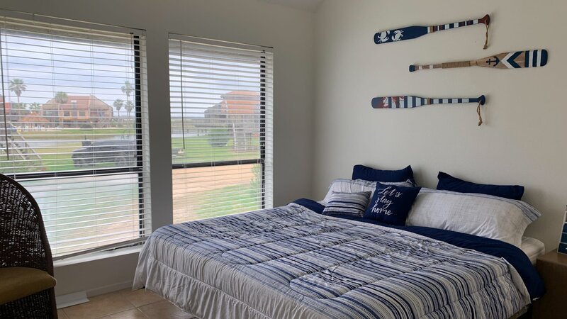 The large windows and vaulted ceilings help to open up the space in the master bedroom at Matagorda Dunes, as seen on HGTV’s Beachfront Bargain Hunt. – Bild: Discovery, Inc. All Rights Reserved.