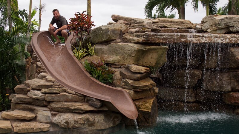 Lucas Congdon on the slide at the David’s new pool. – Bild: Discovery Communications