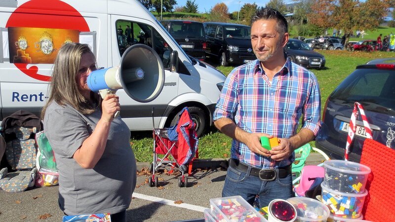 Petra und Mauro geben alles, um die Sachen auf dem Flohmarkt zu verkaufen – Bild: RTL II