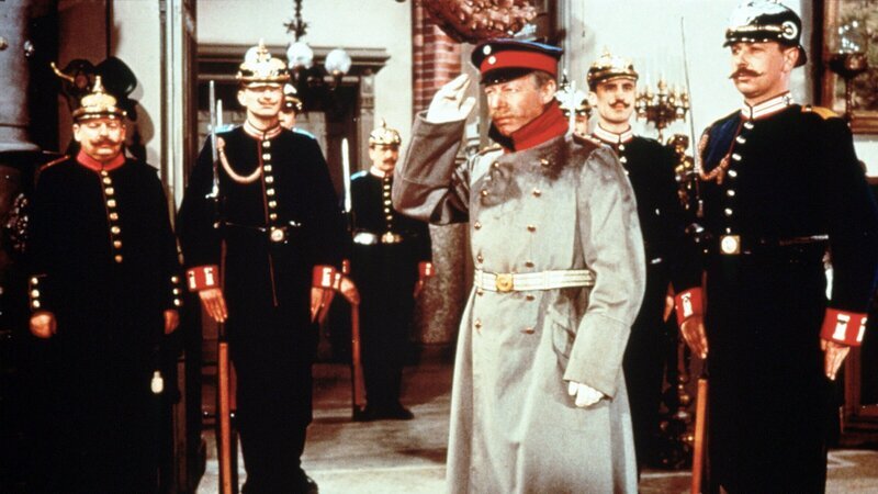 Wilhelm Voigt (Heinz Rühmann, 3. v. re.) hat mit zwei Gefreiten und 14 Mann das Rathaus von Köpenick besetzt. – Bild: ZDF und ARD/​Degeto