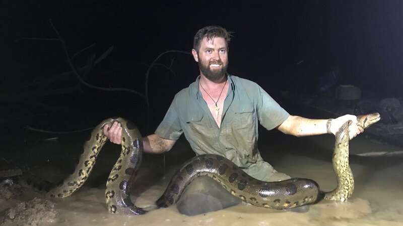 Forrest Galante Sitting In The Mud With The Anaconda. – Bild: Discovery Communications, LLC