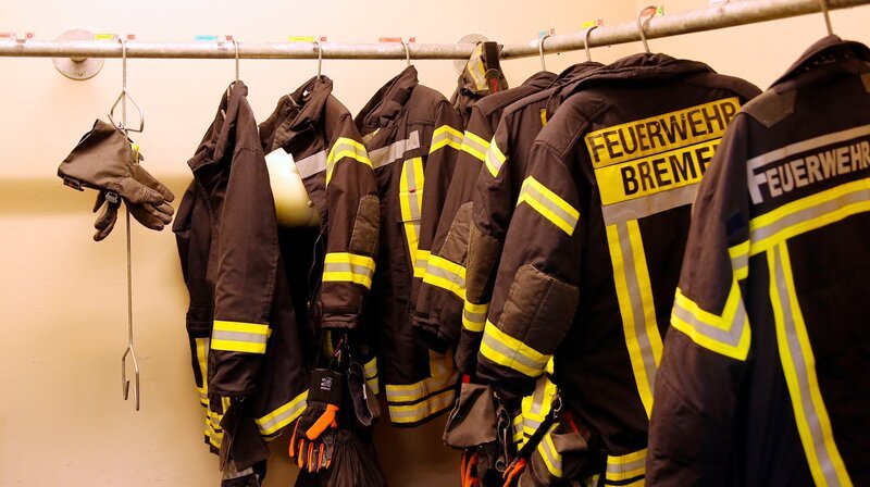 Gut geordnet und leicht greifbar für den nächsten Einsatz: Die Feuerwehrkleidung. – Bild: NDR/​Bremedia Produktion/​Wencke Santen