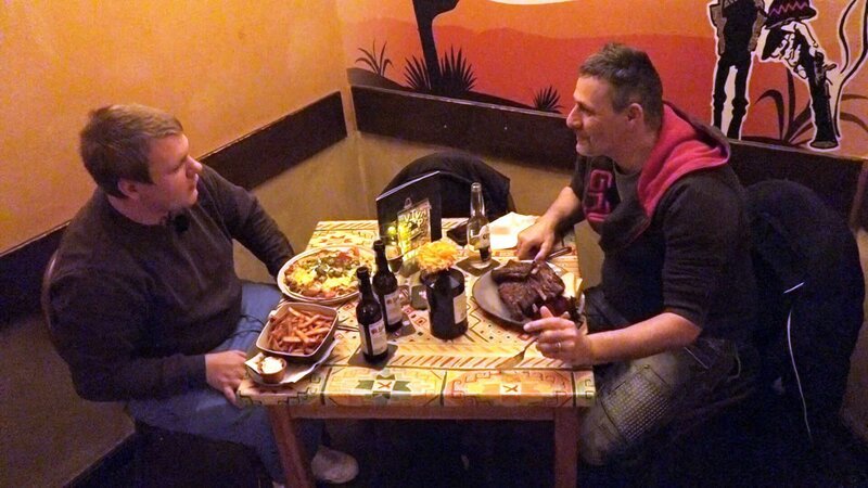 Jean (li.) hat das Fahrradrennen gegen Carsten verloren und lädt ihn nun zum Essen ein. – Bild: RTLZWEI