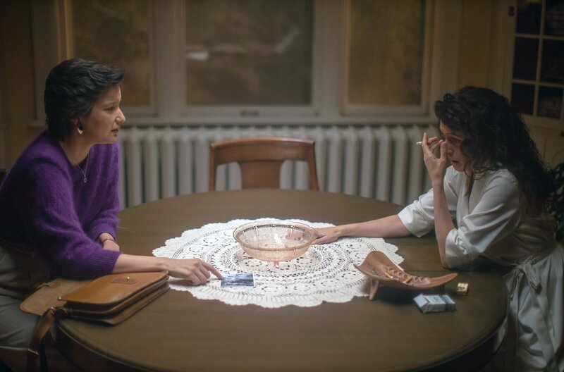 Esther (Darla Contois, li.) konfrontiert ihre Adoptivmutter Golda (Lisa Edelstein, re.) mit der Wahrheit, die sie in Regina erfahren hat. – Bild: Steve Ackerman/​Fremantle