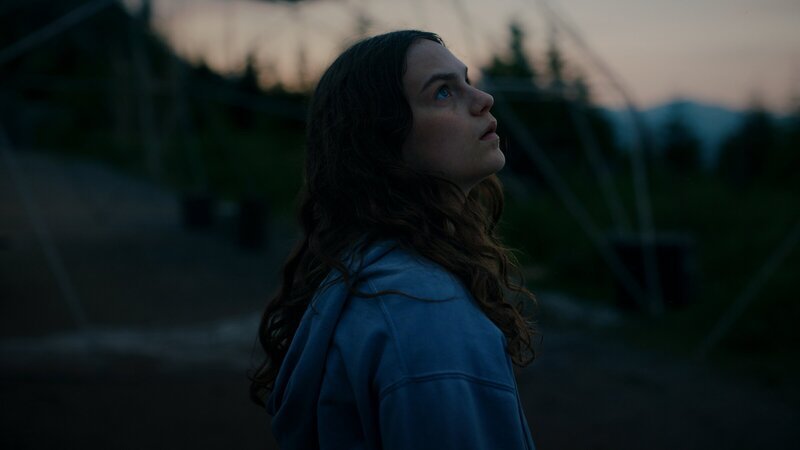 Lea (Mariella Aumann) erkundet das obskure Areal in den Bergen. – Bild: ZDF und Tim Kuhn