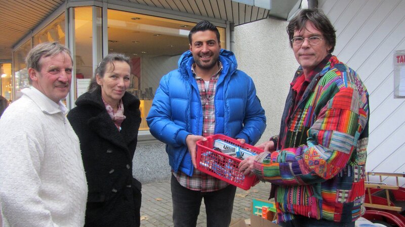 Spielzeugverkauf, von links: Andrej, Viola, Trödel-Experte Sükrü Pehlivan und Michael. – Bild: RTL Zwei